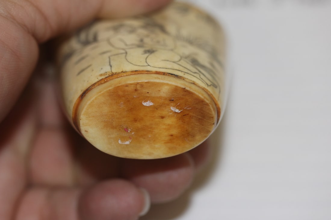 Erotica Bone Snuff Bottle - 4