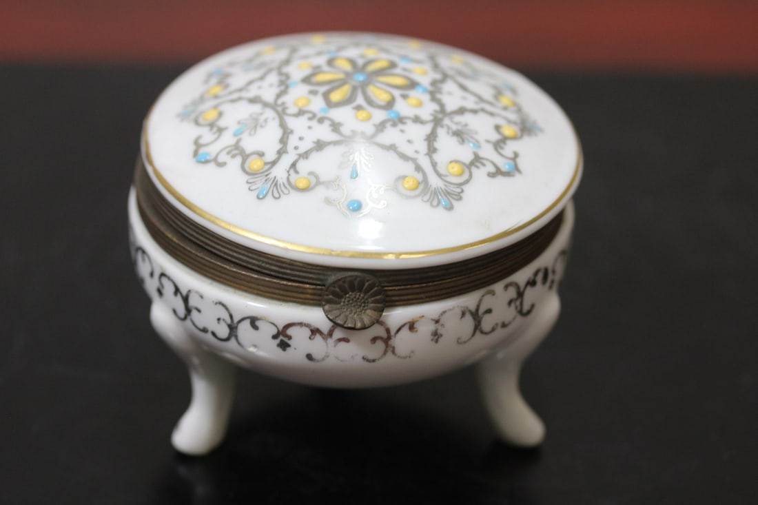 A 3-Legged Trinket box: 3" in diameter