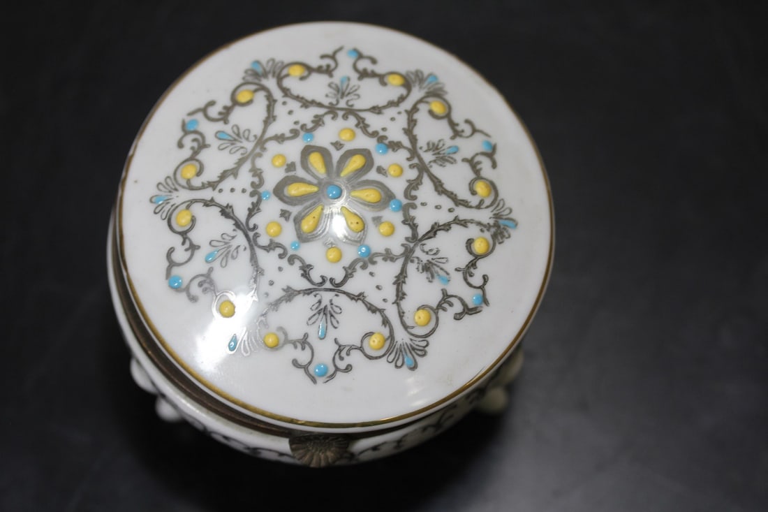 A 3-Legged Trinket box - 2