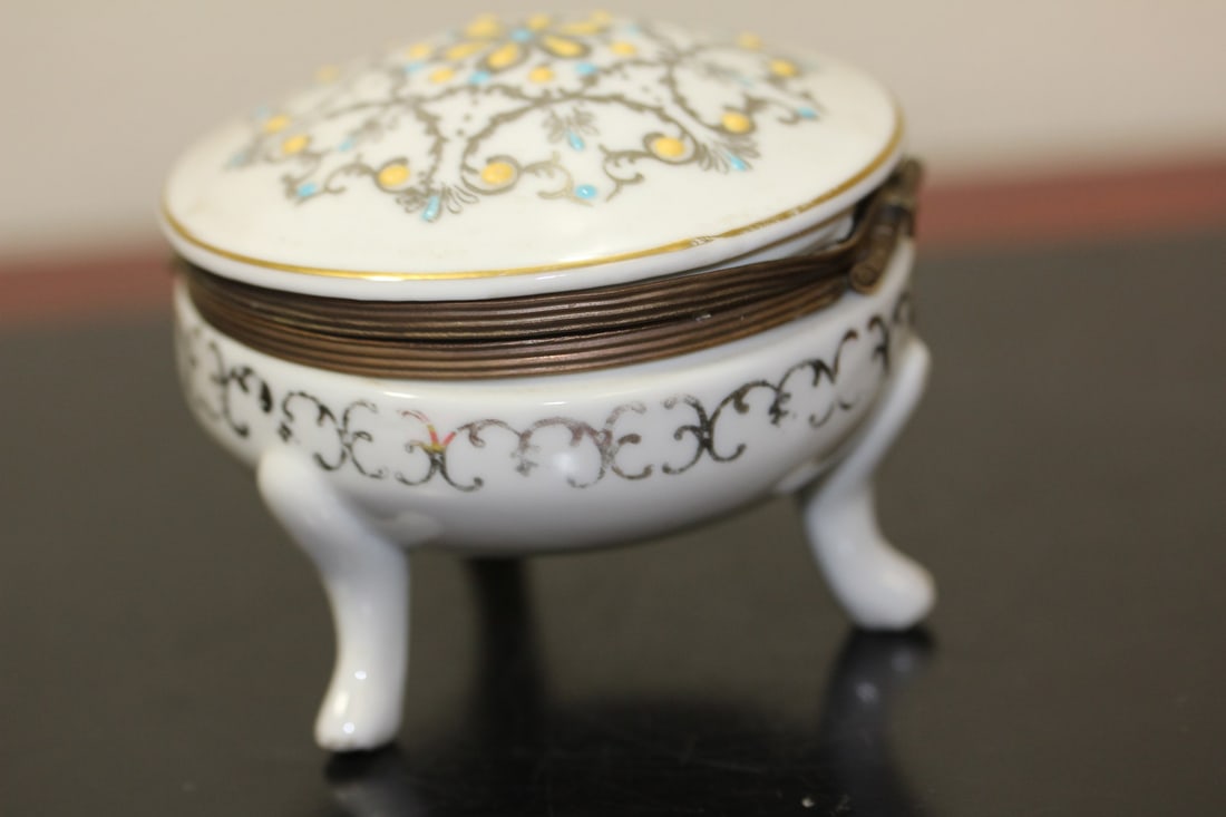 A 3-Legged Trinket box - 4