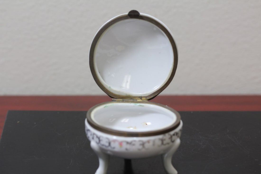 A 3-Legged Trinket box - 7