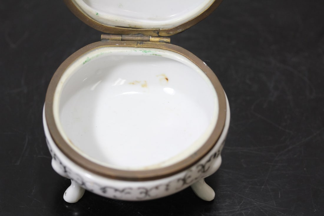 A 3-Legged Trinket box - 8