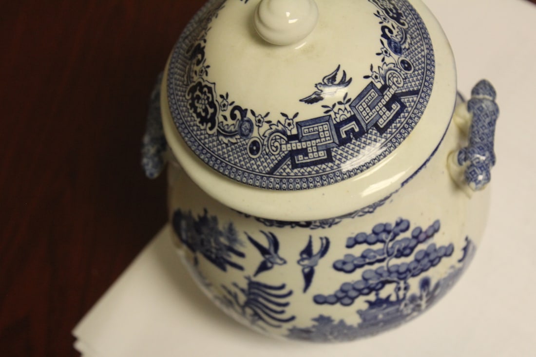 A Staffordshire Blue Willow Jar - 10