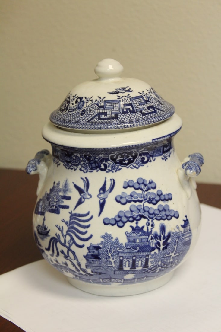 A Staffordshire Blue Willow Jar - 3