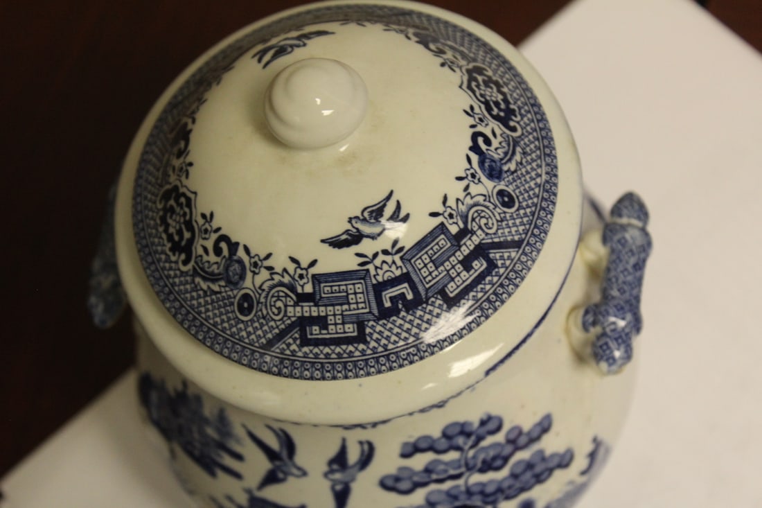 A Staffordshire Blue Willow Jar - 4