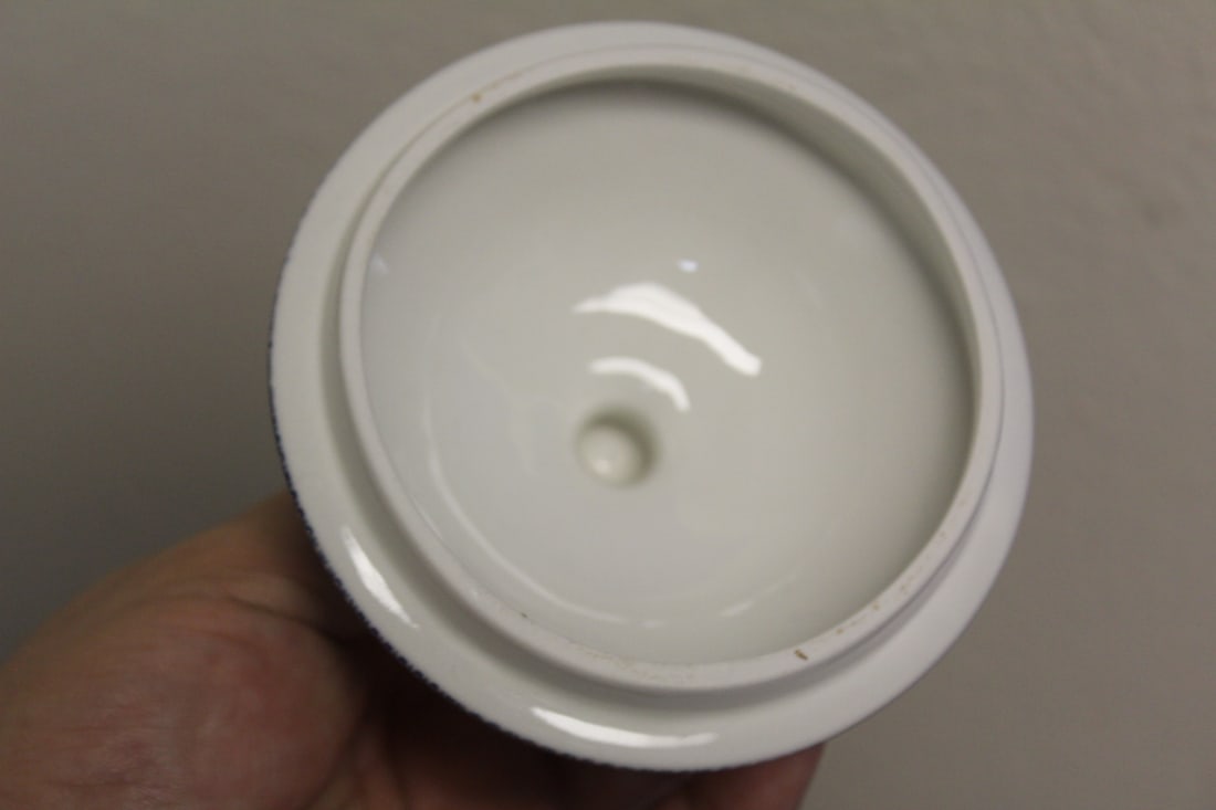 A Staffordshire Blue Willow Jar - 6
