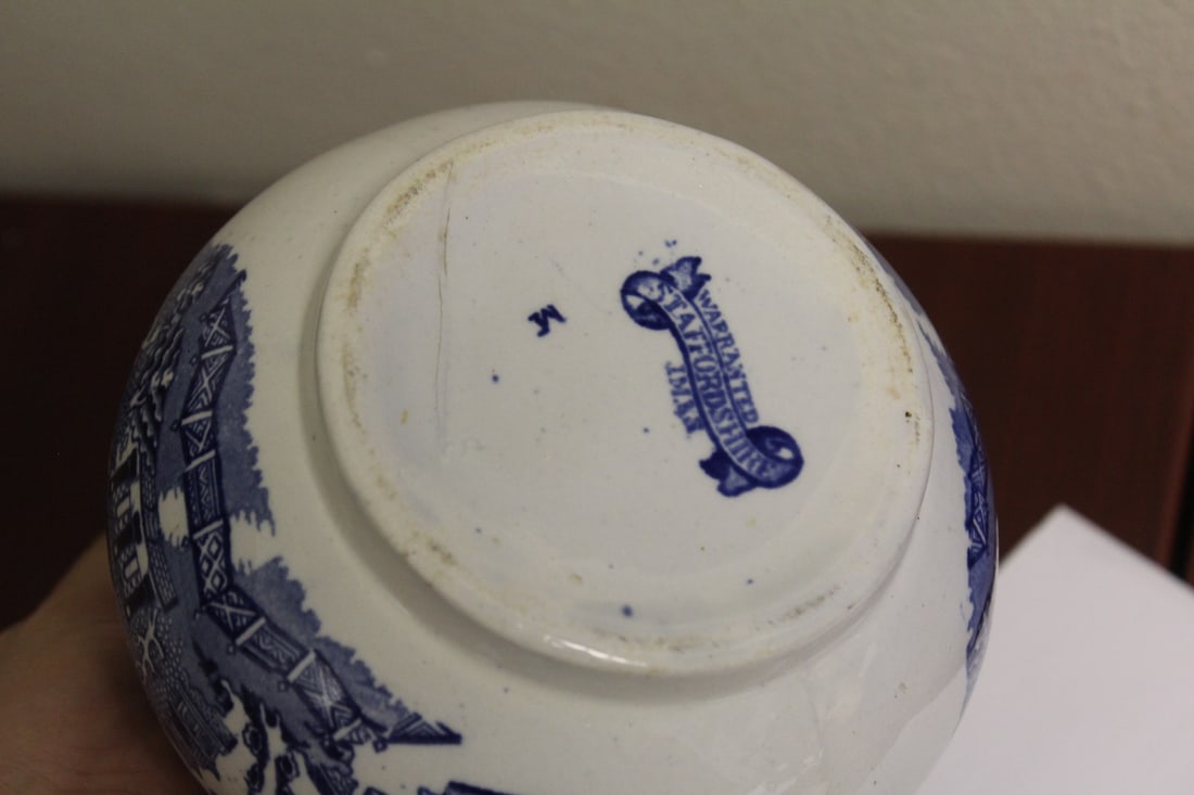 A Staffordshire Blue Willow Jar - 7