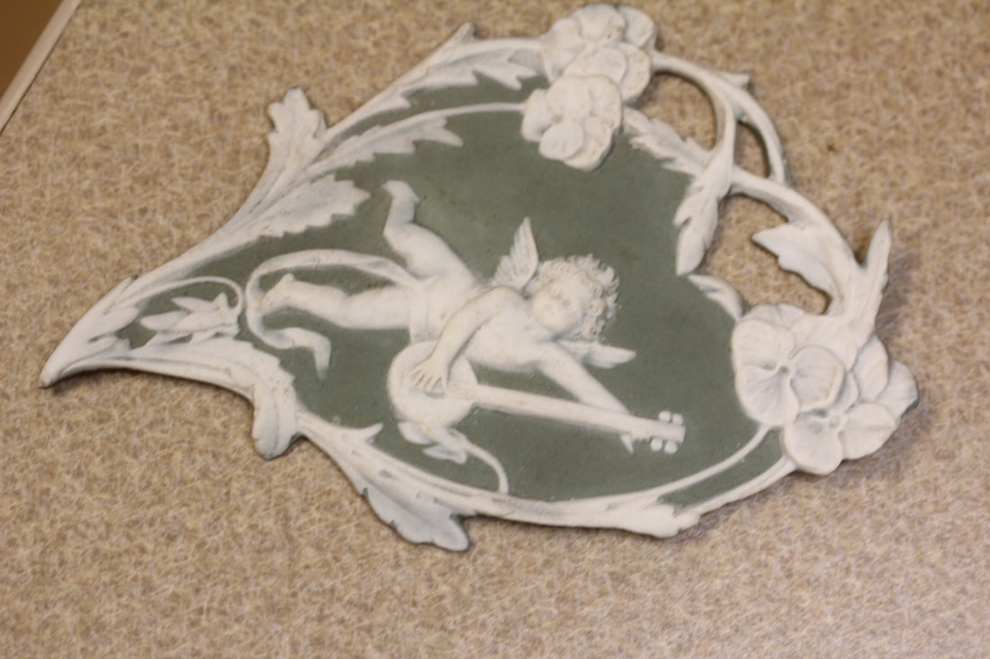 Small Jasware Plaque: possibly wedgwood - unmarked - appeared to be old - 5 1/4" across