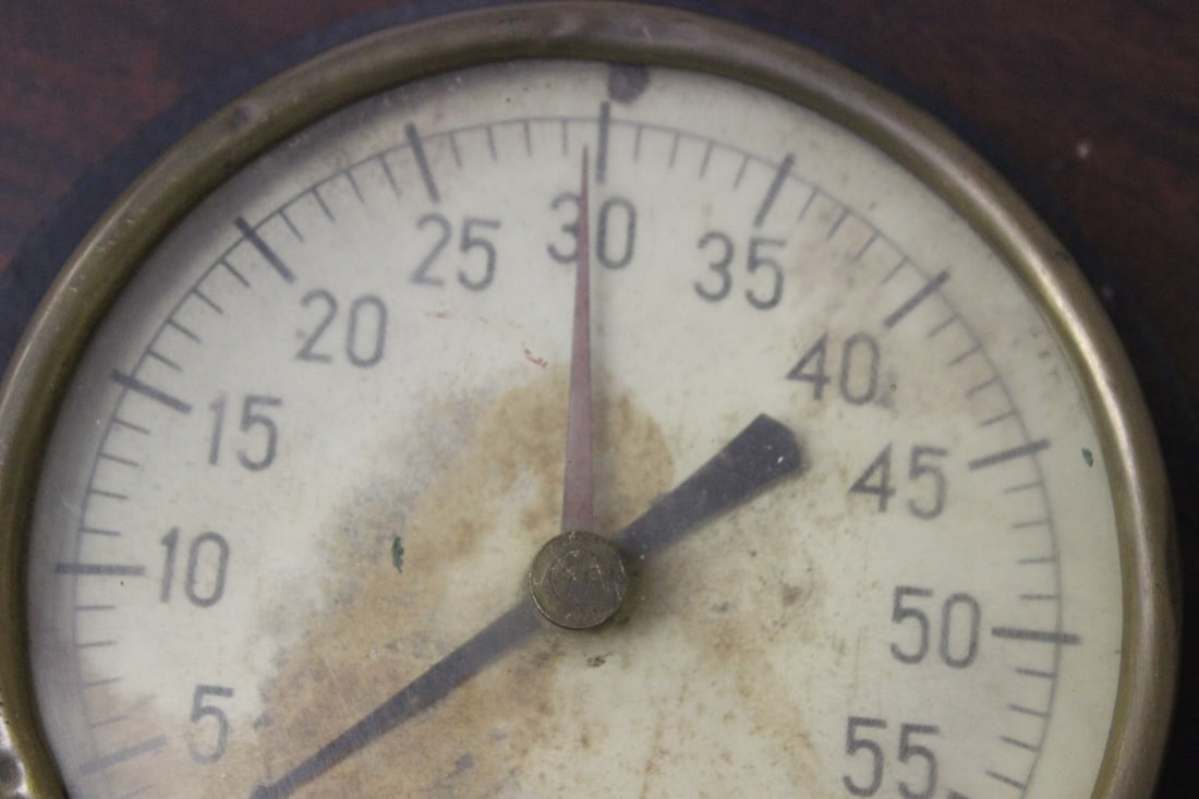 An Antique/Vintage Gauge - 3