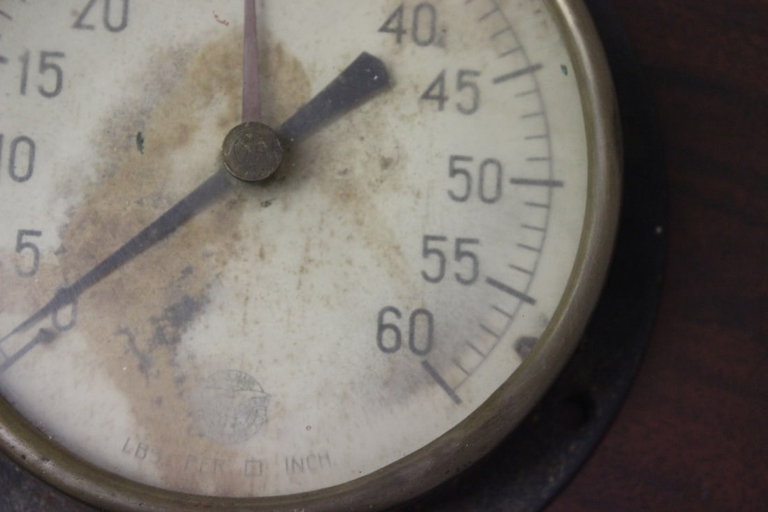 An Antique/Vintage Gauge - 4