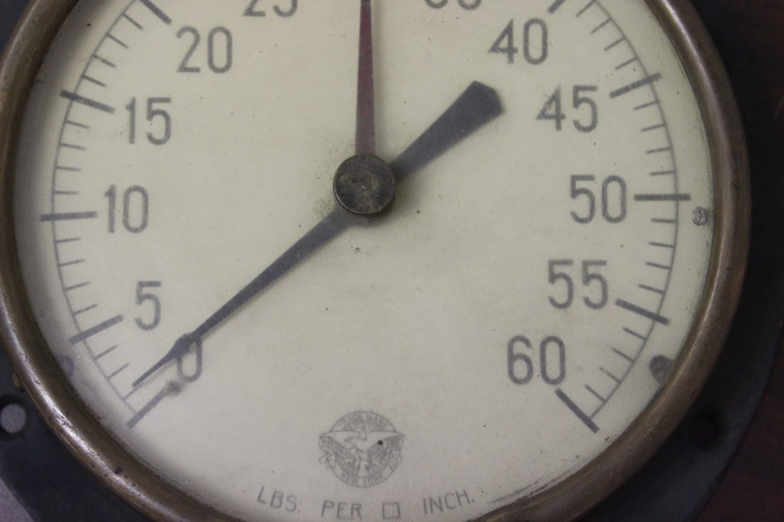 An Antique/Vintage Gauge - 3