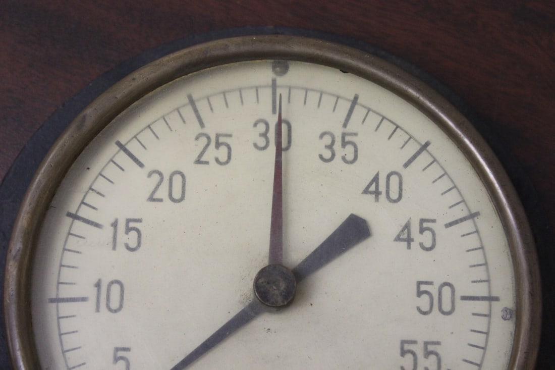 An Antique/Vintage Gauge - 4