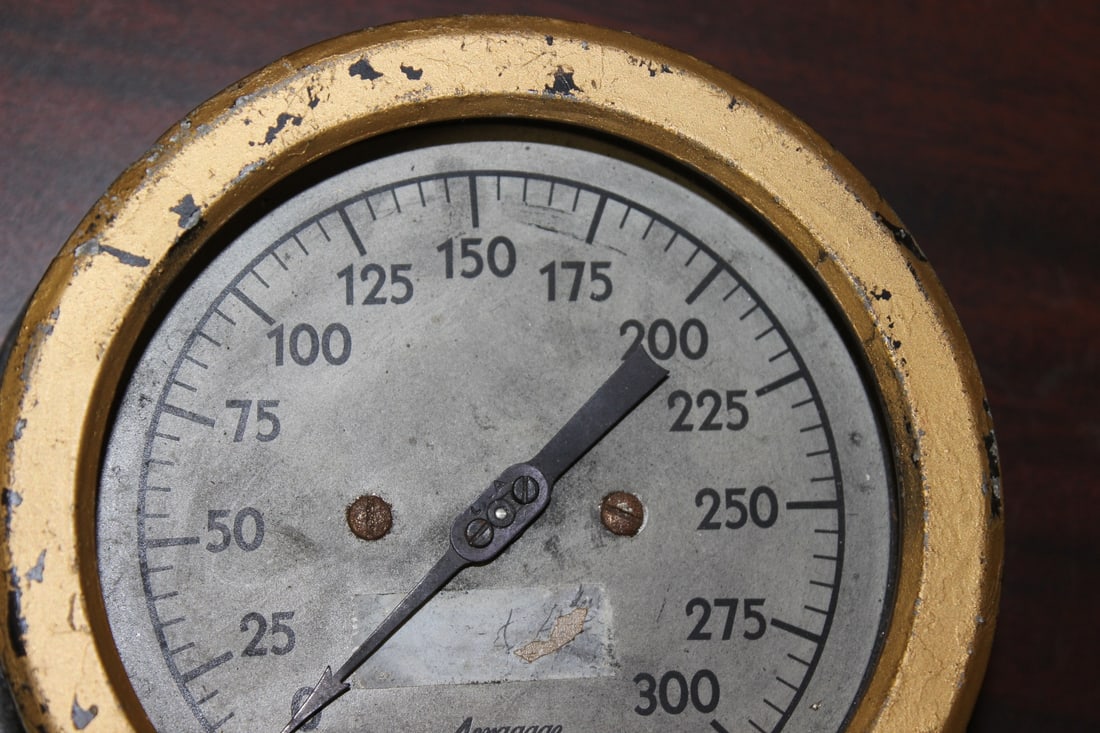 An Antique Pressure Gauge - 3