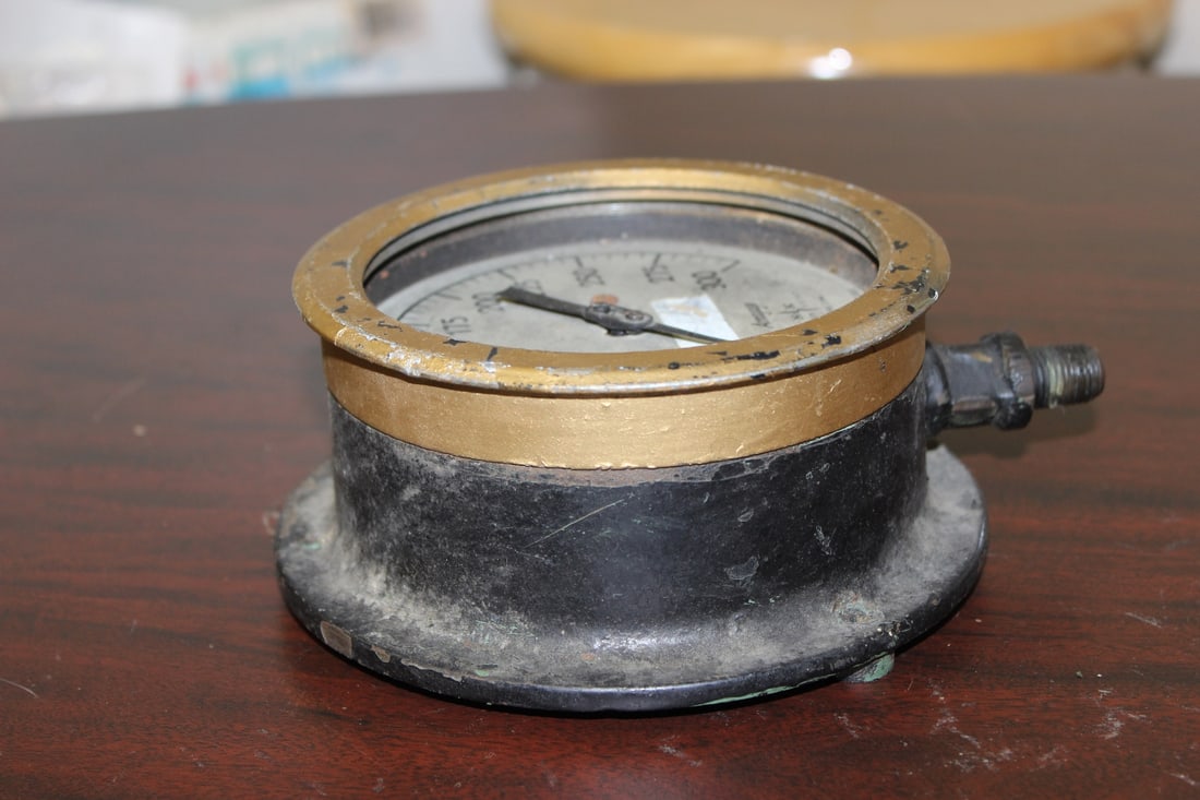An Antique Pressure Gauge - 7