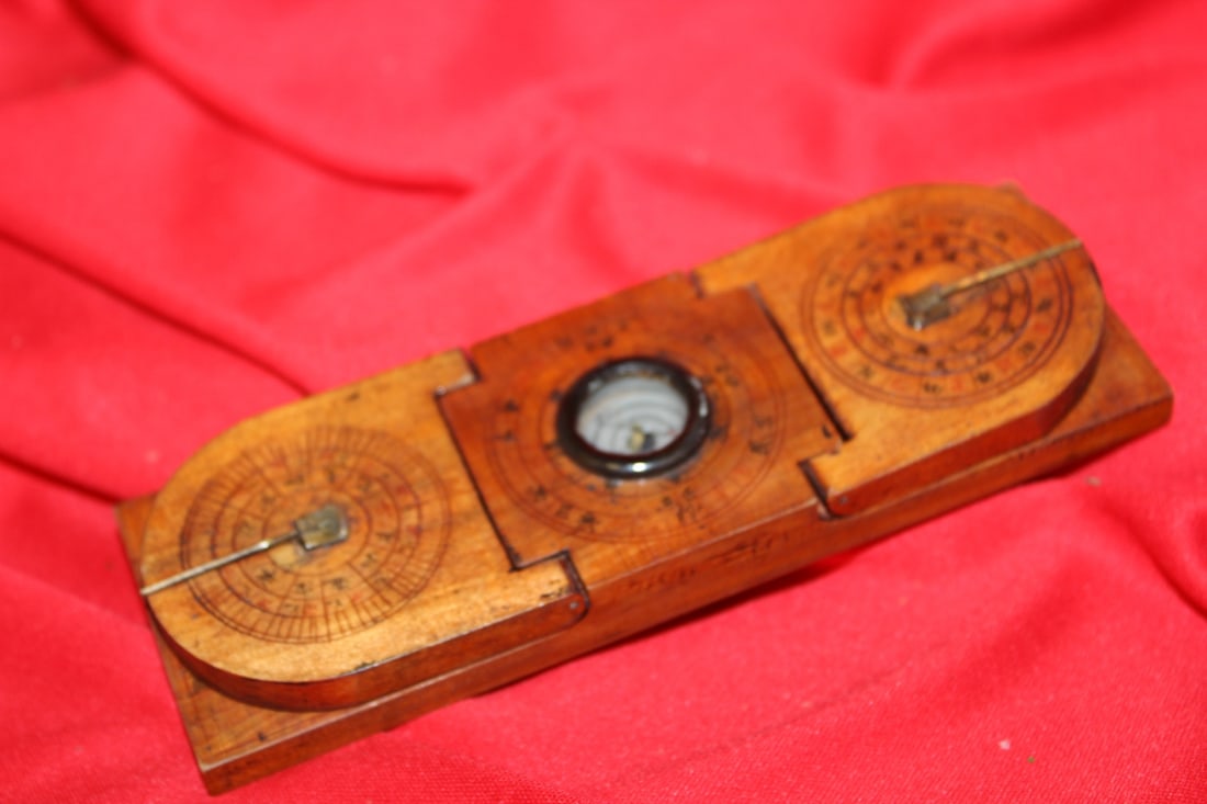 An Antique/Vintage Chinese Compass: 6" in length