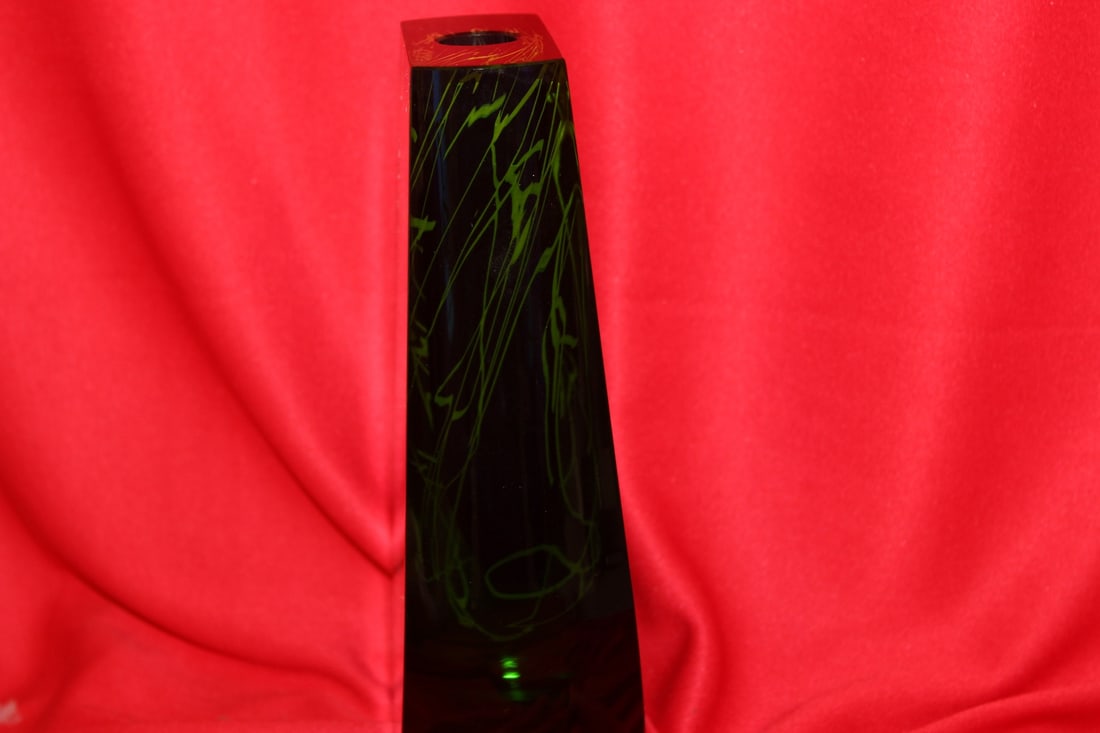 A Baranek Family Art Glass Vase - 8