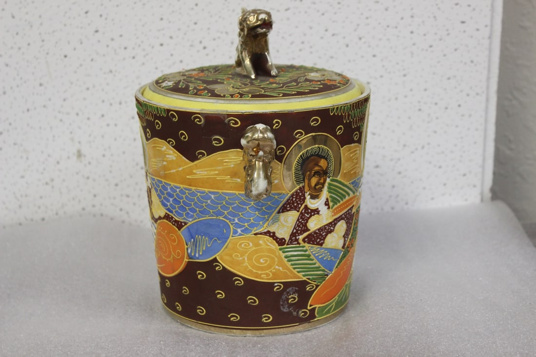 A Vintage Satsuma Jar with Lid - 4