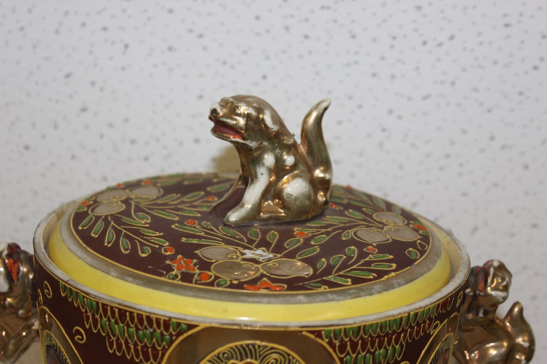 A Vintage Satsuma Jar with Lid - 5