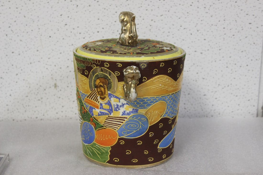 A Vintage Satsuma Jar with Lid - 6