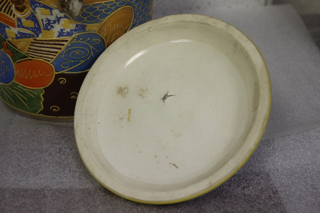 A Vintage Satsuma Jar with Lid - 7