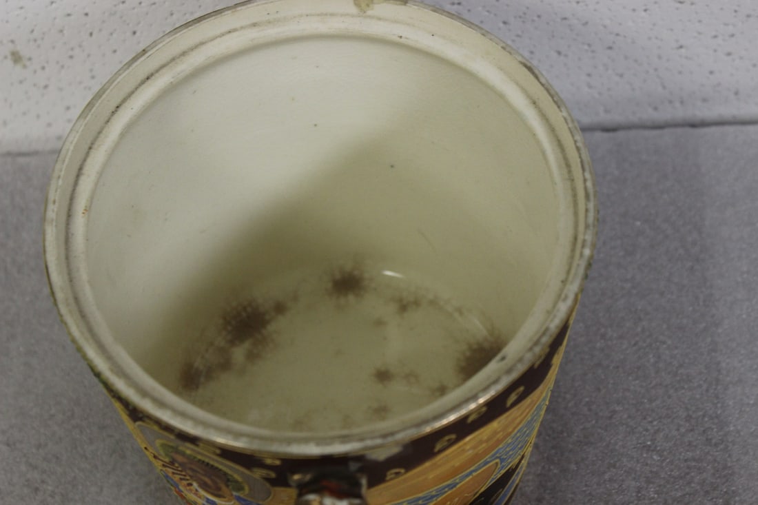A Vintage Satsuma Jar with Lid - 8