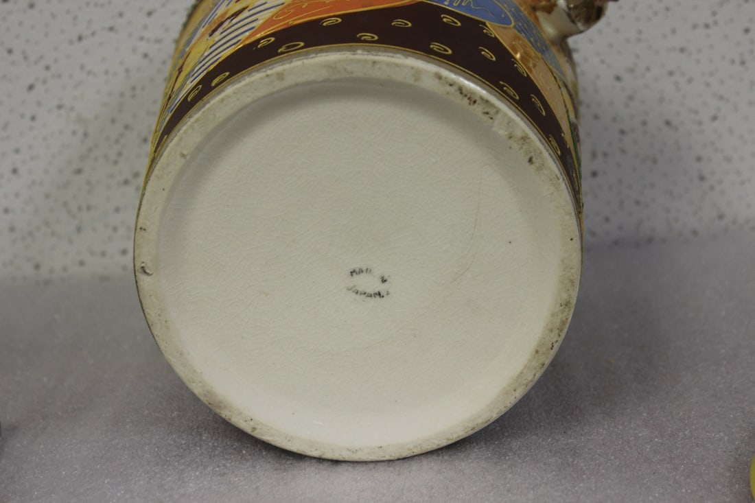 A Vintage Satsuma Jar with Lid - 9