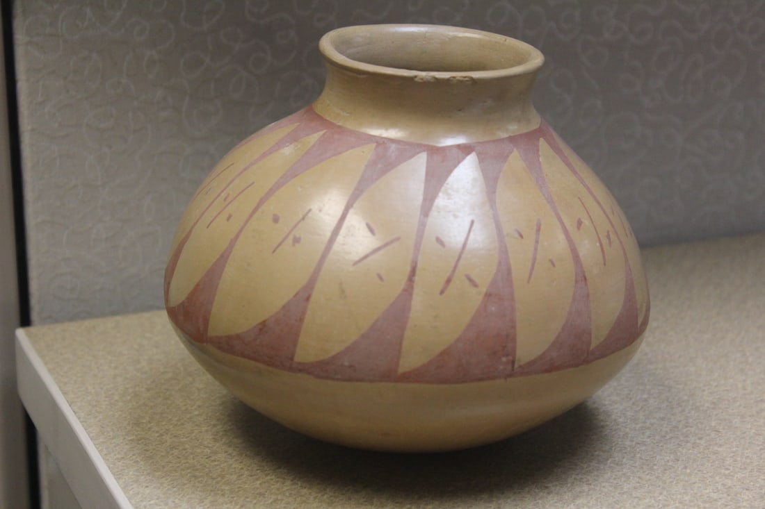 Antique Native American Pot: please check images for conditioning - 6 inches tall