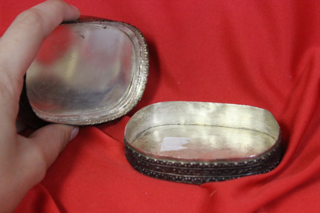 A Vintage Chinese Ceramic Top Trinket Box - 3