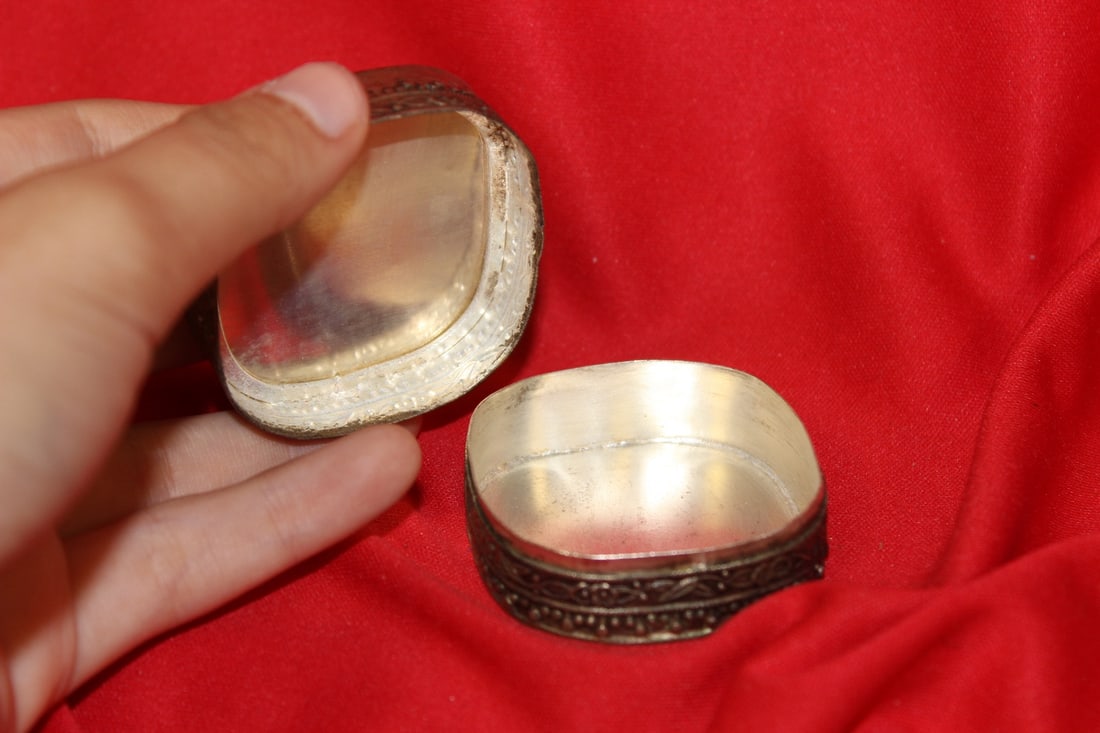 A Vintage Chinese Ceramic Top Trinket Box - 3