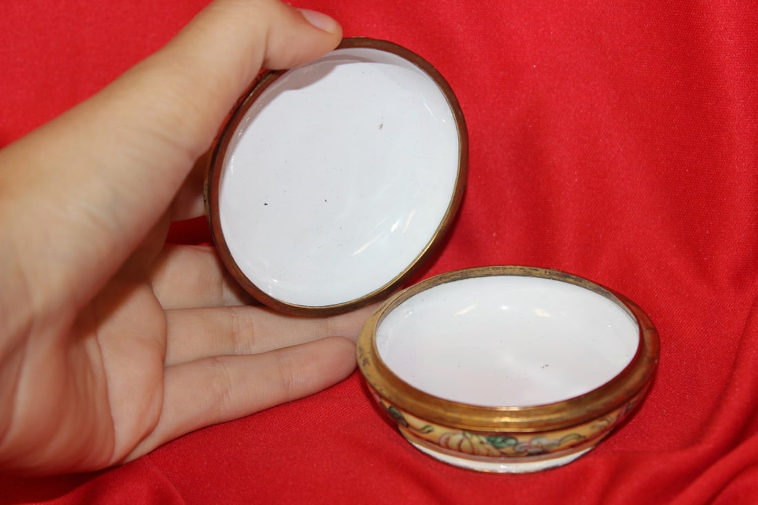 A Chinese Enamel Trinket Box - 3