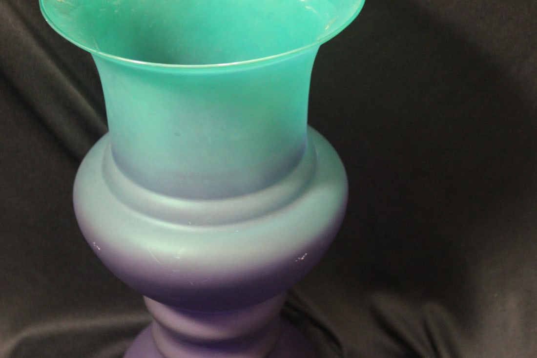An Art Glass Vase - 2