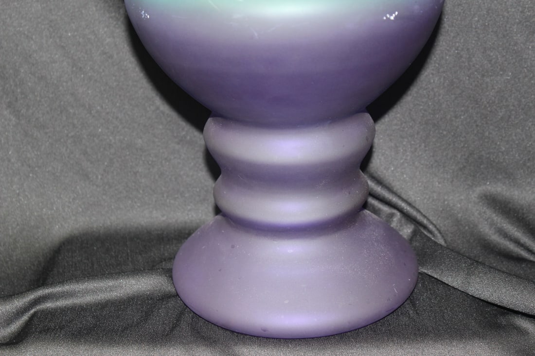An Art Glass Vase - 3