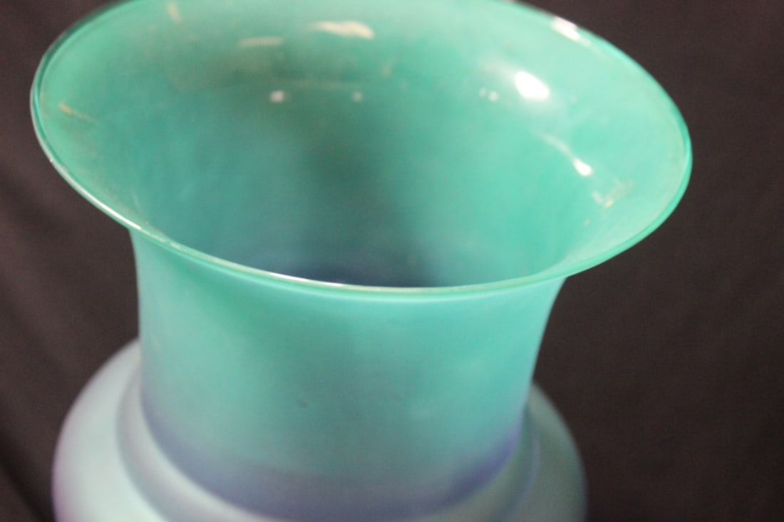 An Art Glass Vase - 4