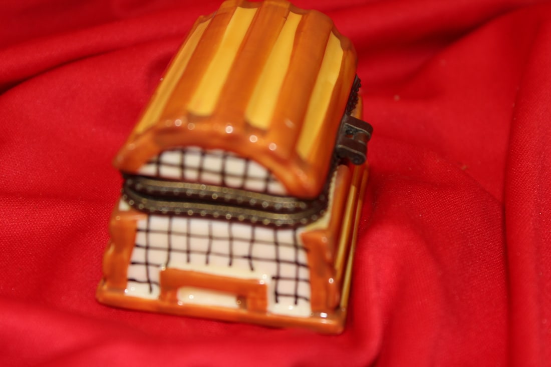 A Dome Shape Trinket Box - 8