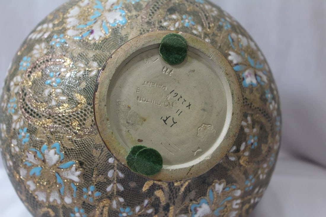 A Royal Doulton Vase - 5