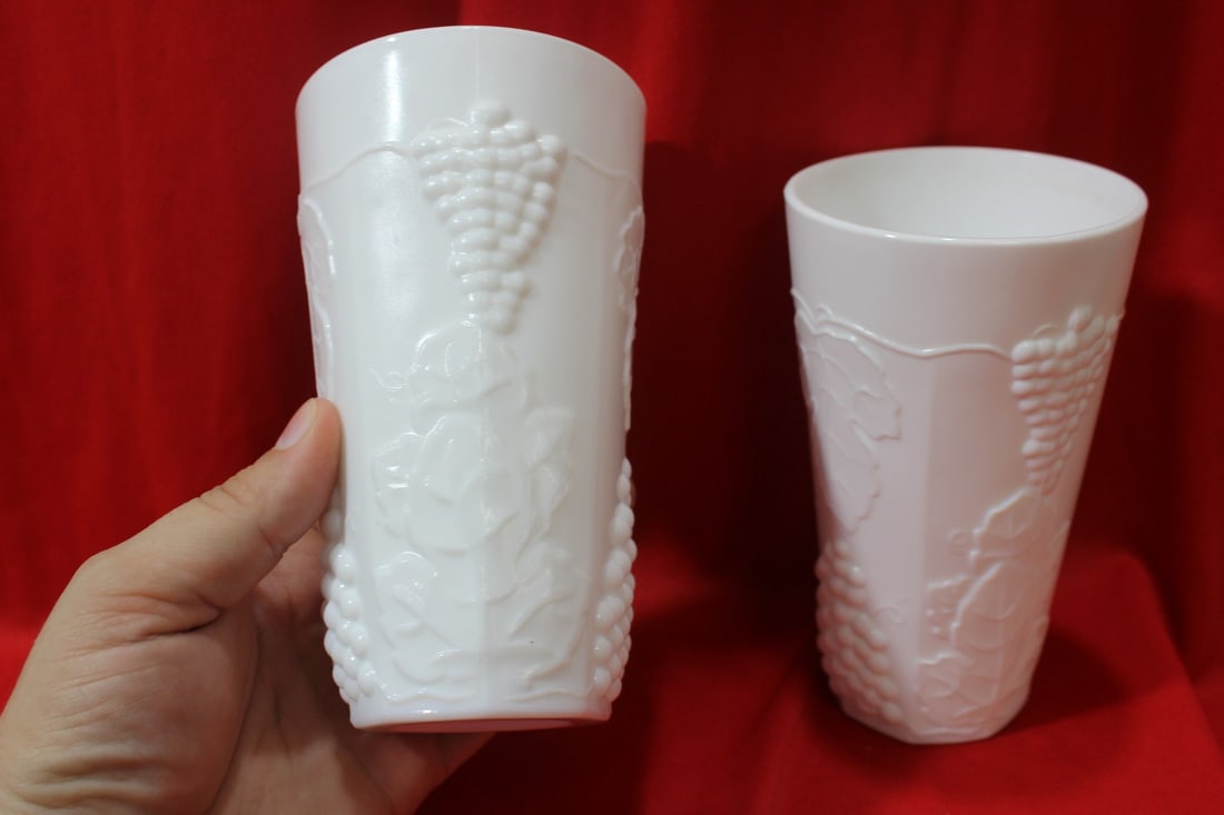 A Pair of Milk Glass Cups - 4