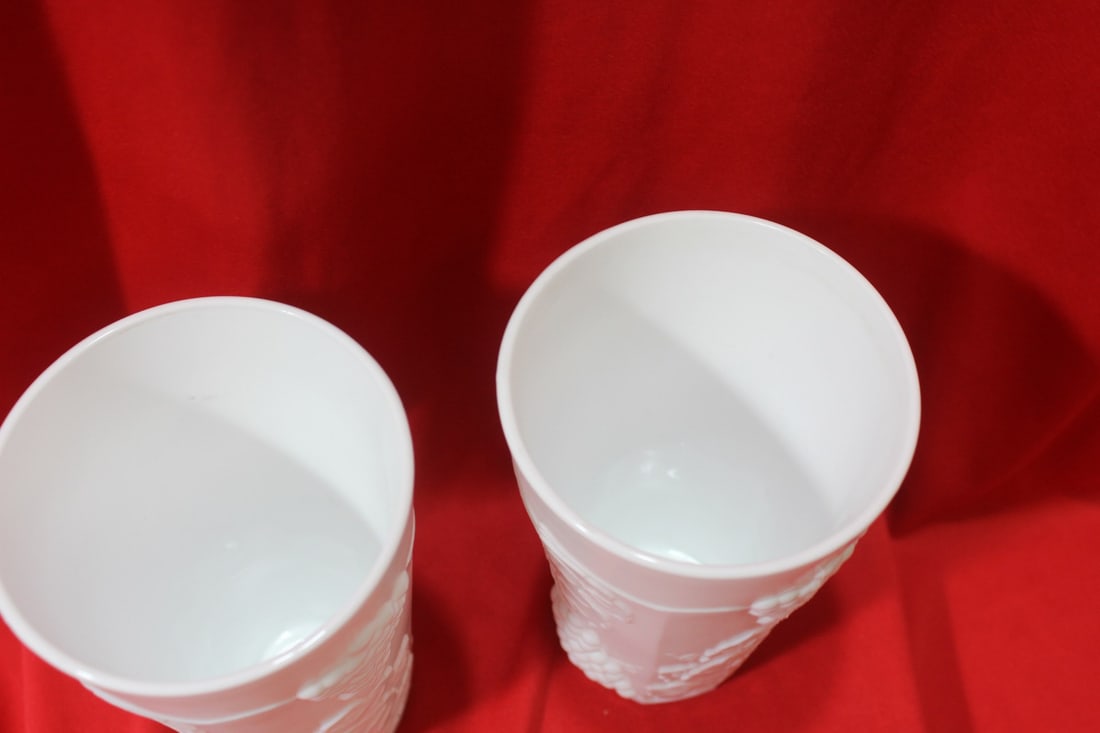 A Pair of Milk Glass Cups - 5