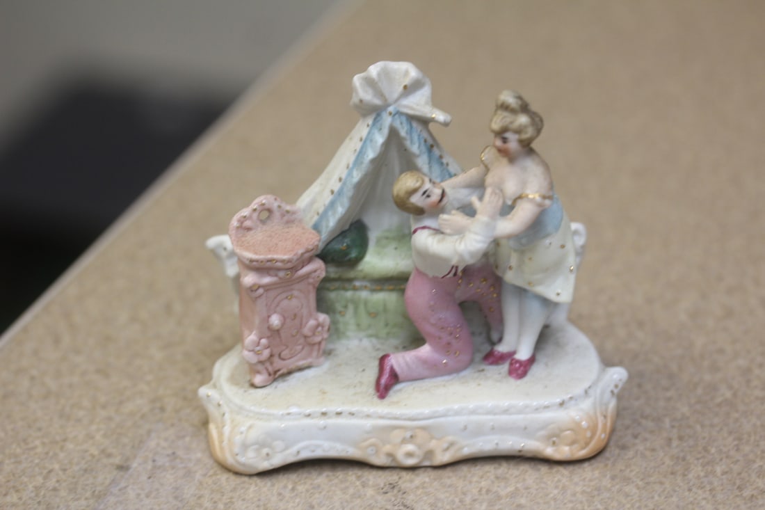 Victorian Figurine: 3 7/8" across