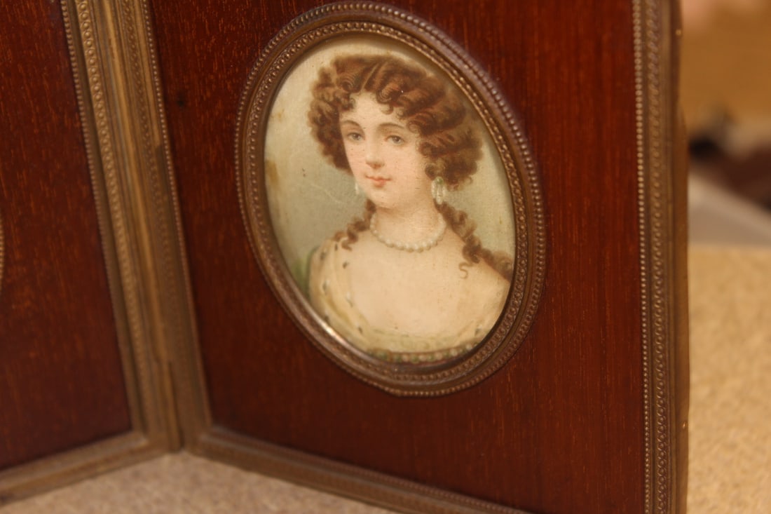 Antique Victorian Tri-fold Picture Frame - 4