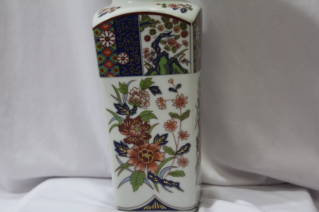 An Oriental Ceramic Vase - 2