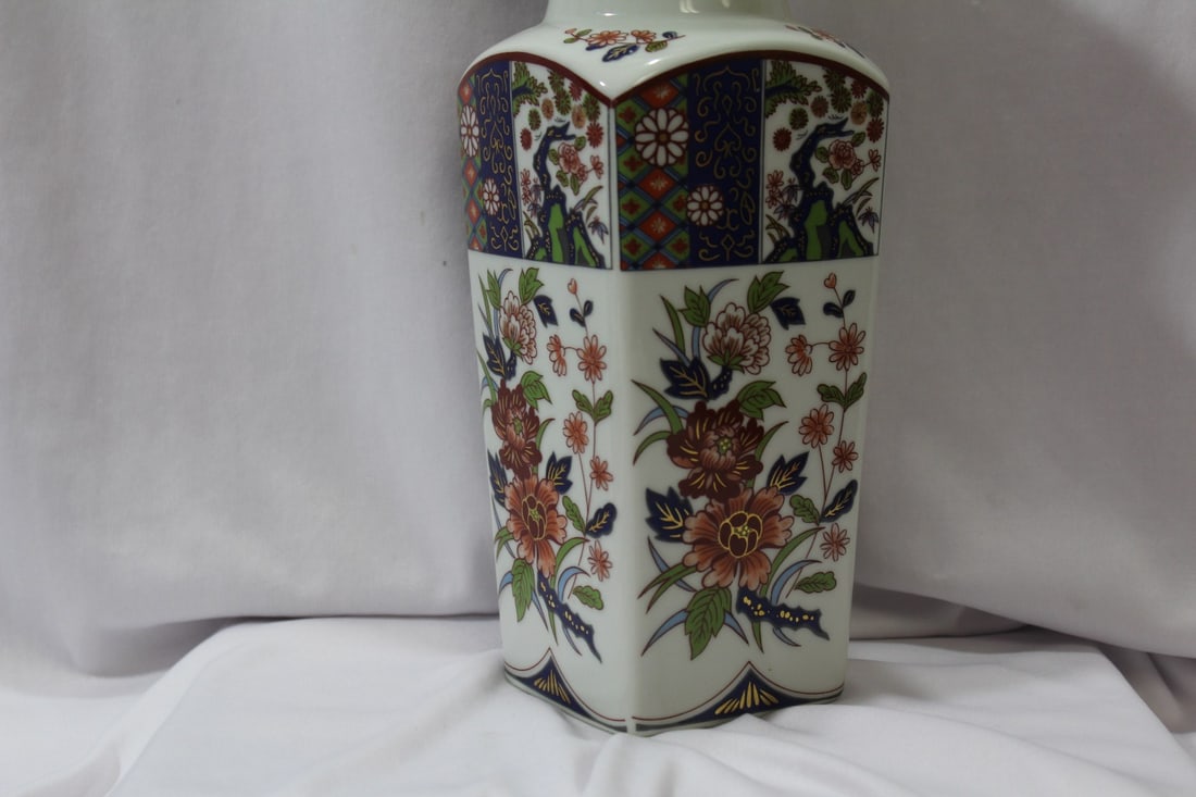 An Oriental Ceramic Vase - 3