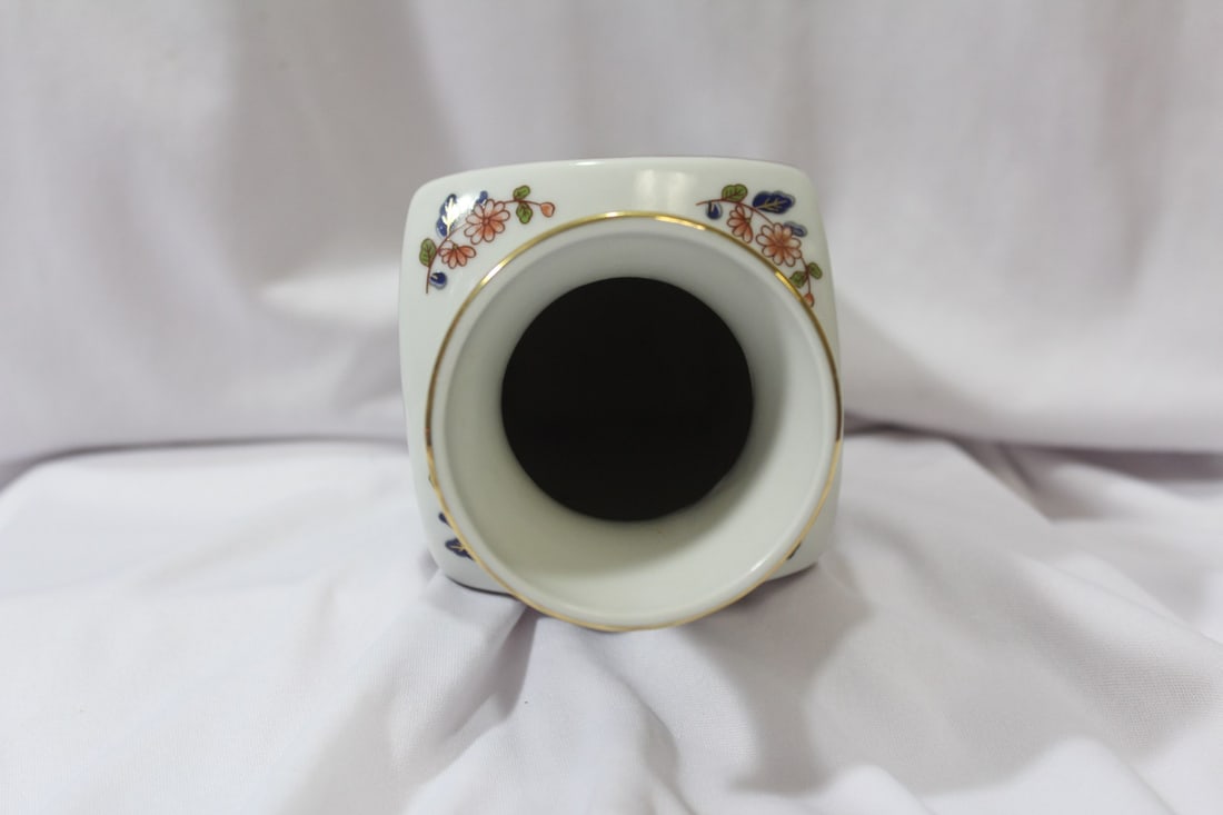An Oriental Ceramic Vase - 5