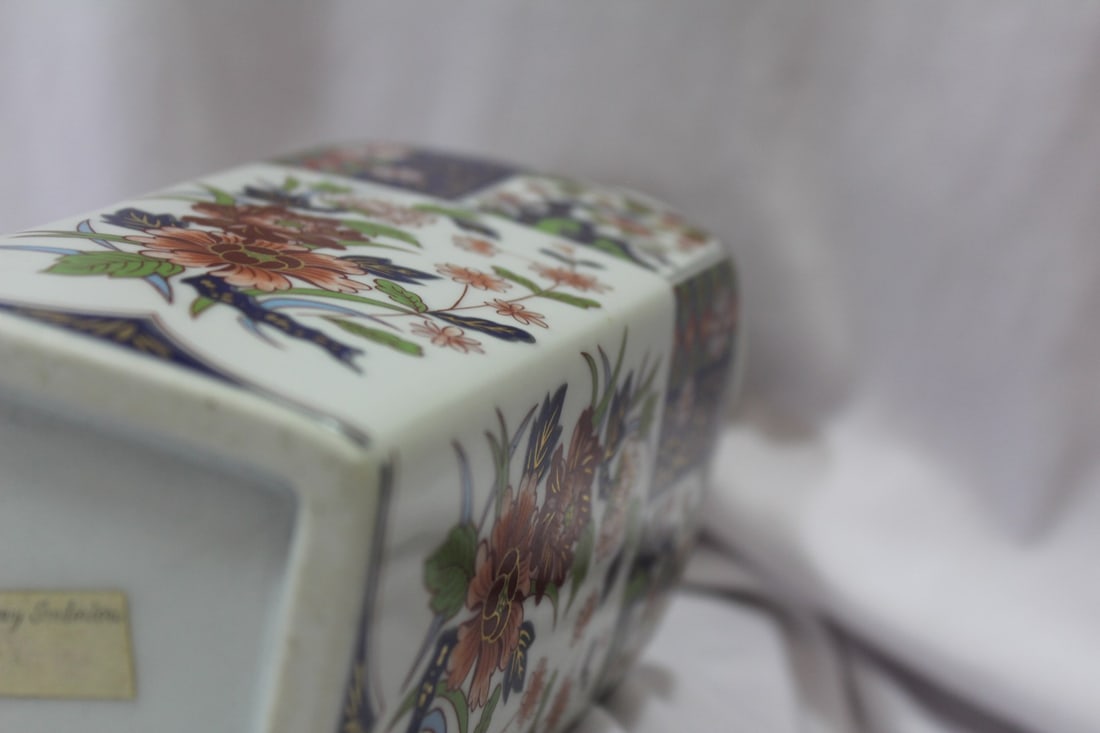 An Oriental Ceramic Vase - 7