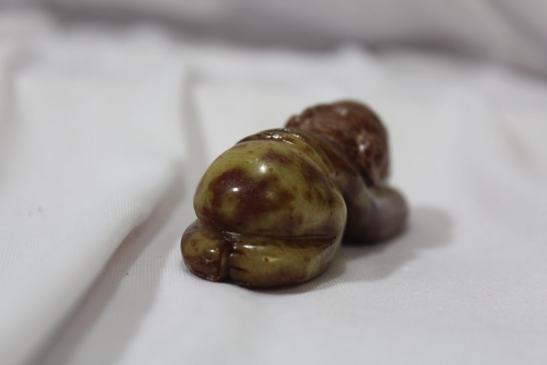A Chinese Jade or Similar Hardstone Beast Pendant - 3