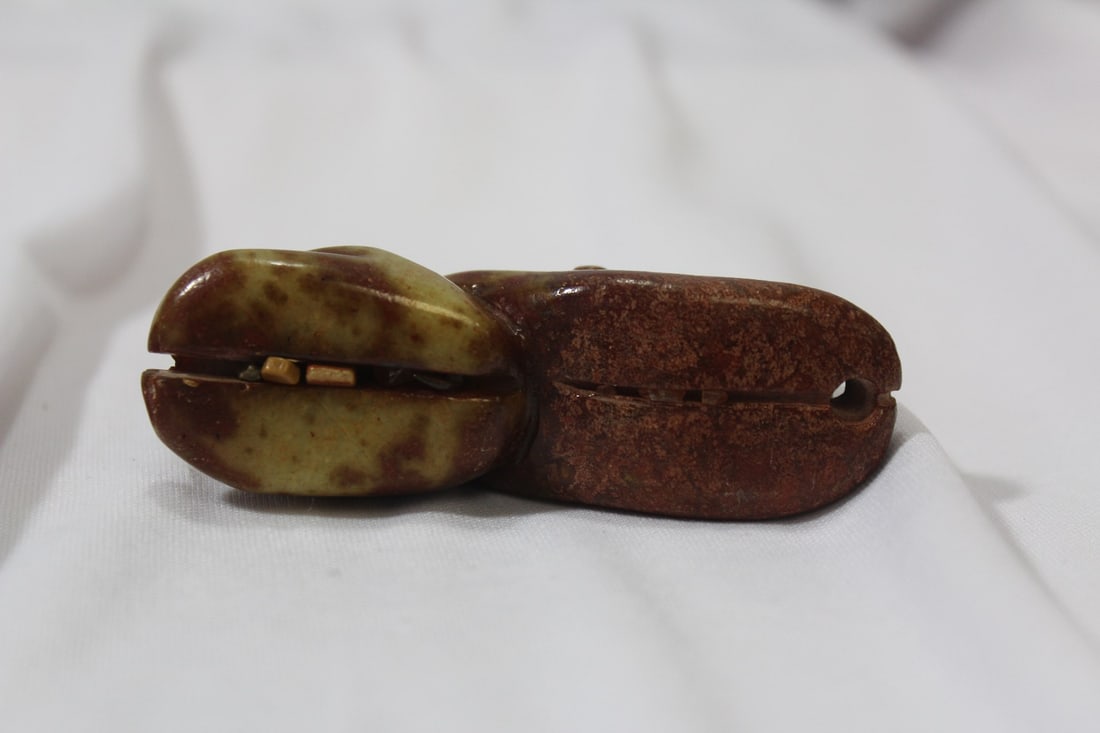 A Chinese Jade or Similar Hardstone Beast Pendant - 6