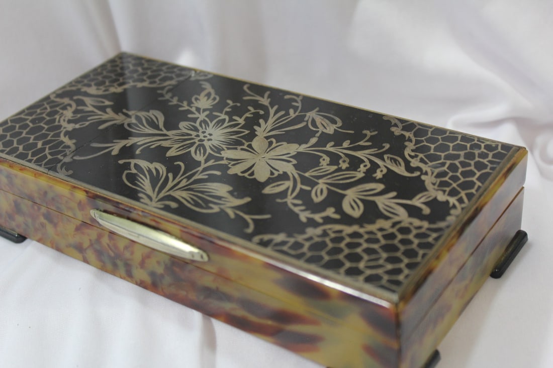 A Faux T o r t oi s e Shell Silver Overlay Box - 3