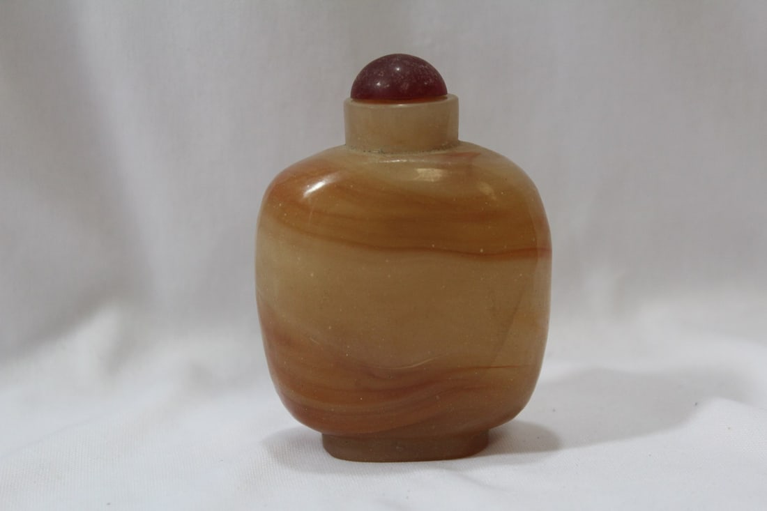 A Chinese Agate Snuff Bottle: 3 1/2" tall