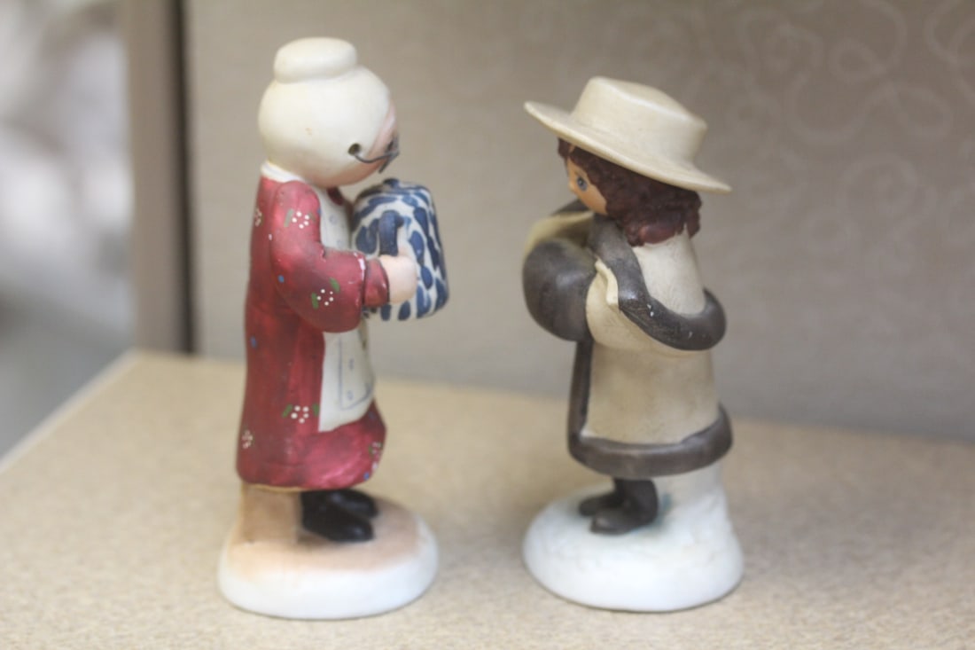 Lot of 2 Ceramic Figurines - 3