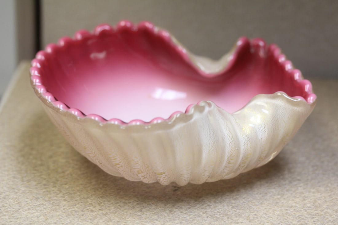 Gold Spec Artglass Bowl: possibly old - 6" across