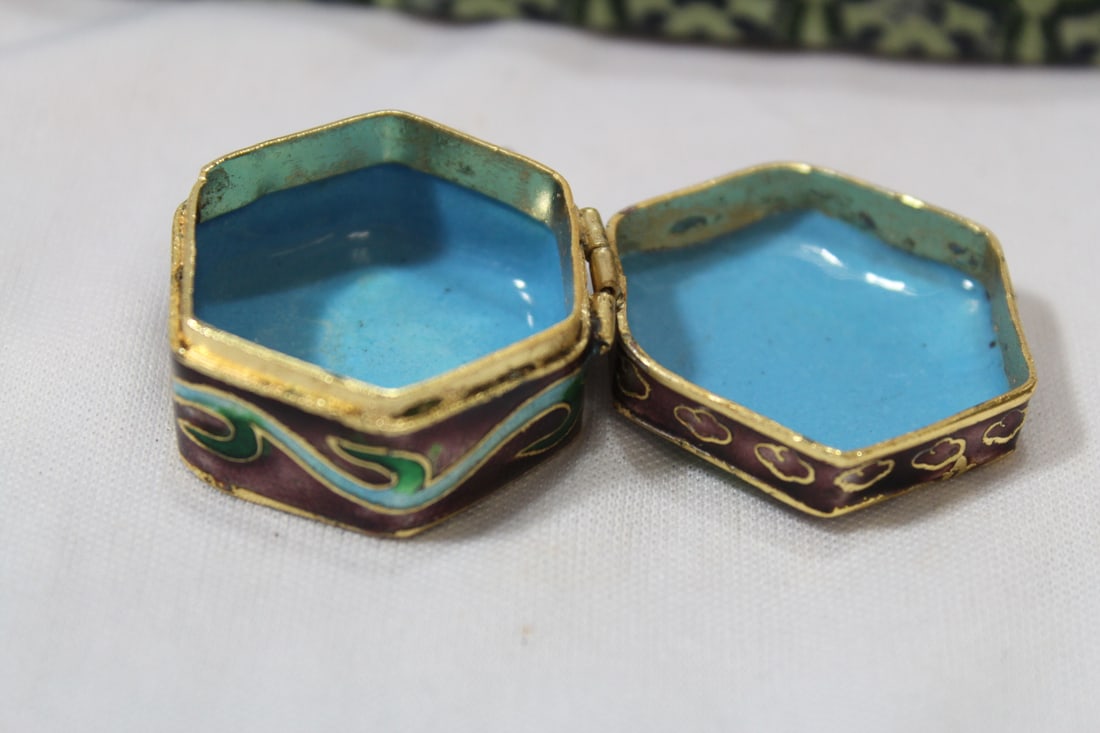 A Chinese Cloisonne Trinket Box - 3